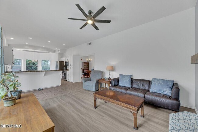 Building Photo - 1121 Regal Ridge Dr