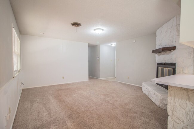 Building Photo - Great 3 bedroom 1.5 bathroom house!