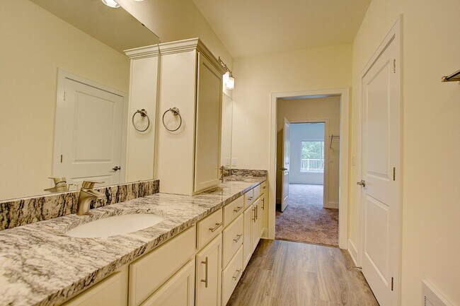 Building Photo - w171s7404 Lannon Dr