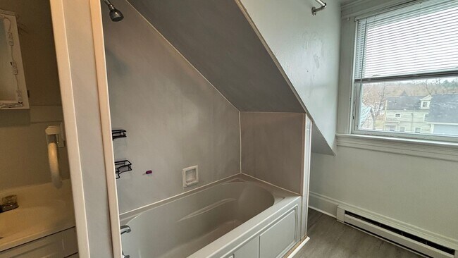 Building Photo - 46 Walnut St