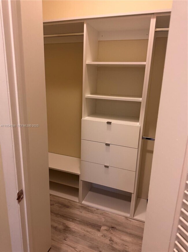 Building Photo - 1121 Crandon Blvd