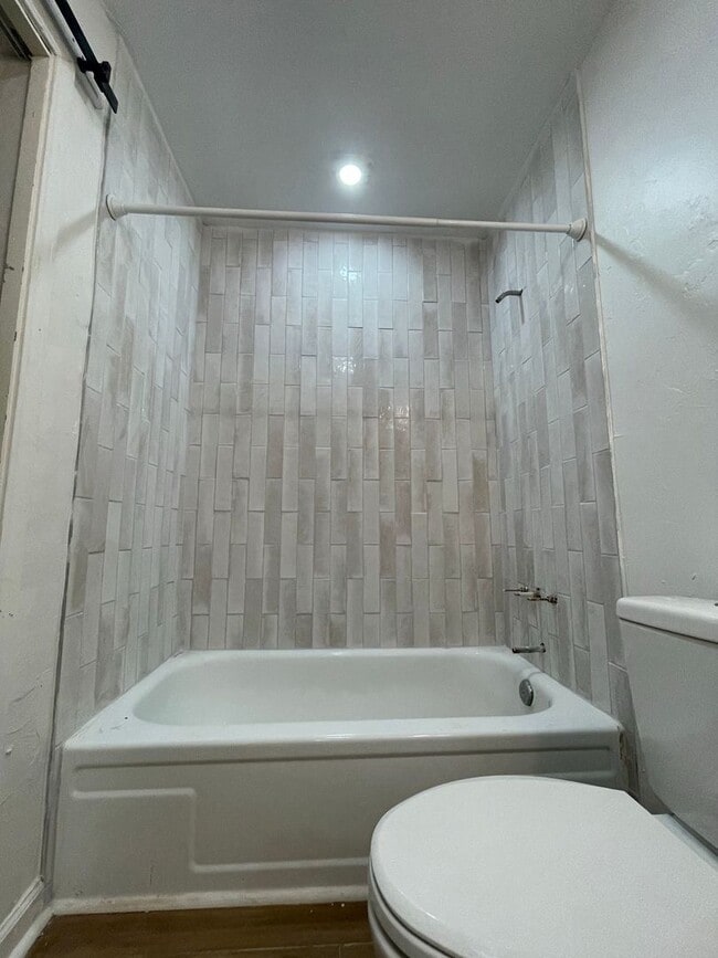 Building Photo - Completely renovated 2/1 on Golf Course!