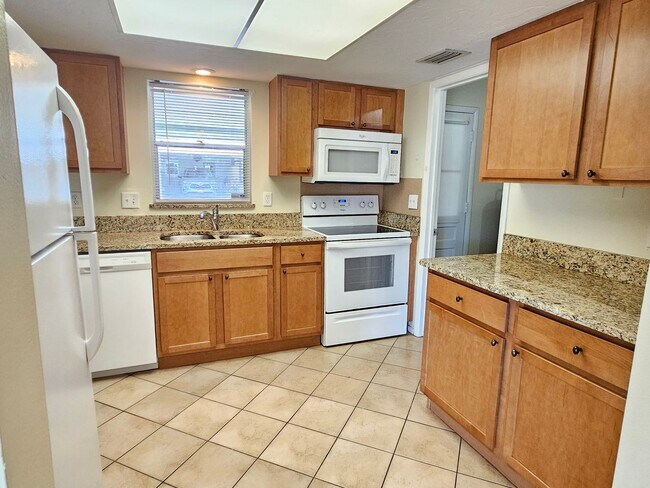 Building Photo - Annual Unfurnished 2 Bedroom 2 Bathroom Duplex with a Carport on Venice Island!