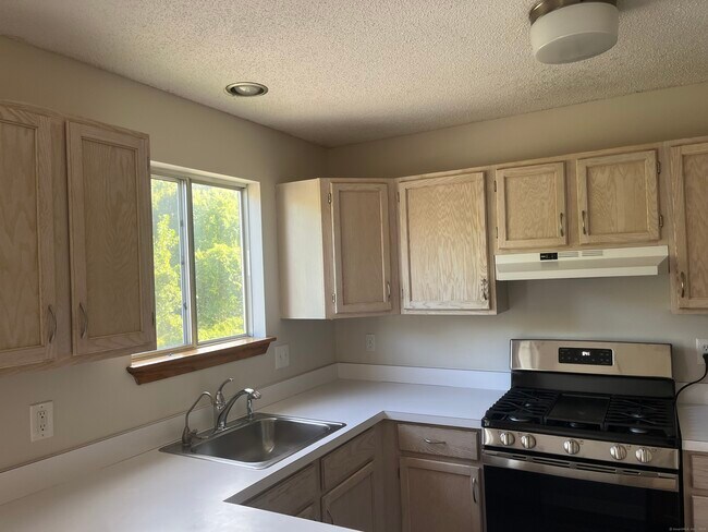 Building Photo - 80 Country Ln