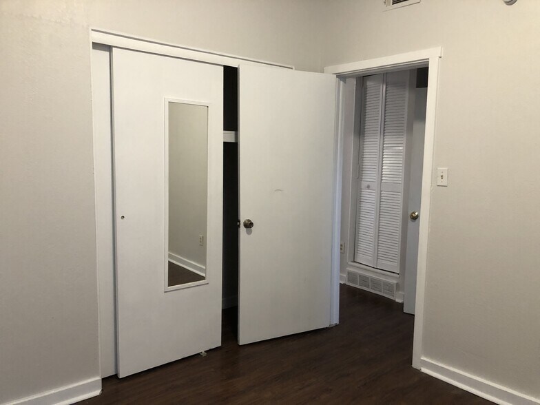 Building Photo - 516 Center Ave