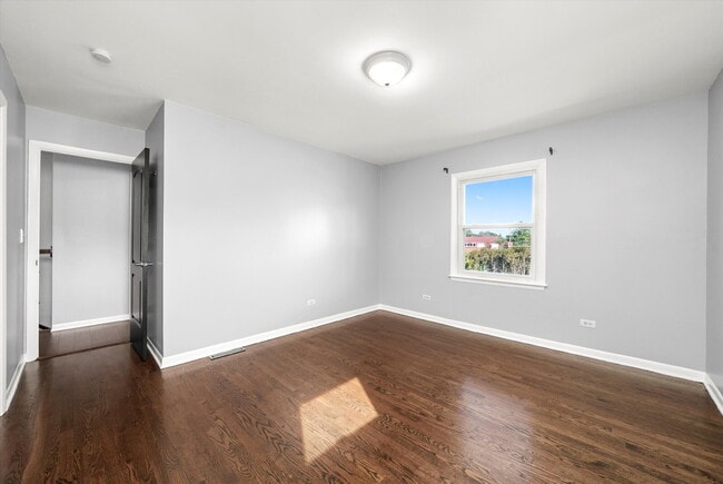 Building Photo - Updated Grayslake Home with Sunroom and Fl...