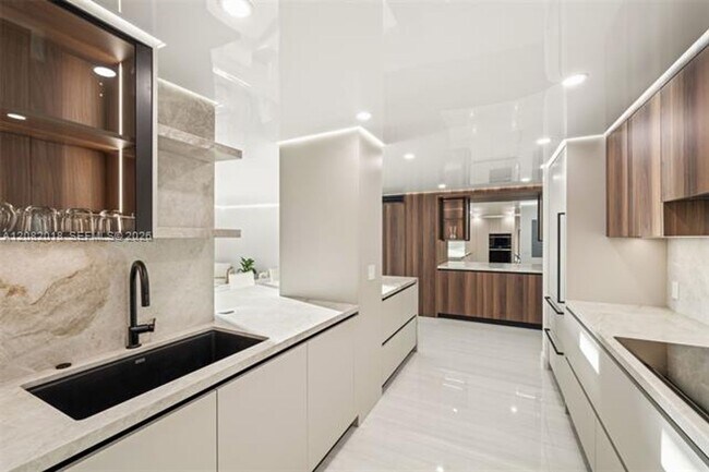 Building Photo - 5555 Collins Ave
