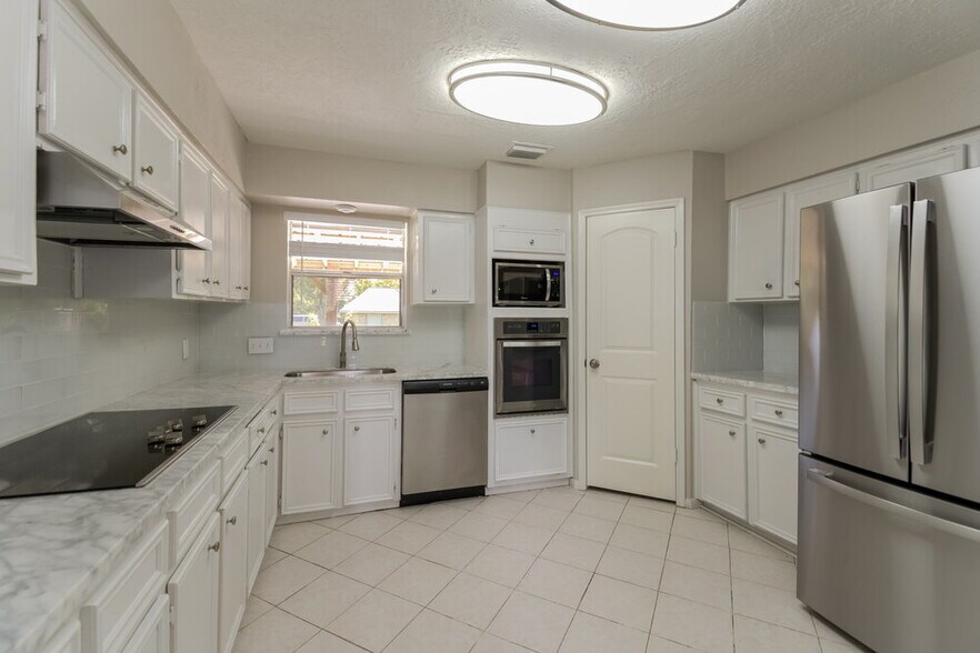 Building Photo - 701 Tanglewood Dr