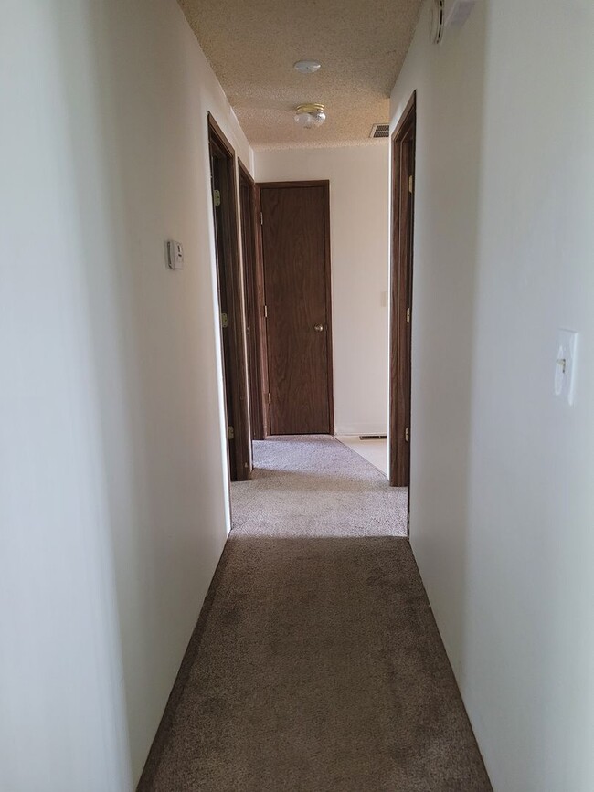 Building Photo - 3 bedrooms 2 bath
