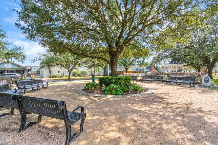 Charming pocket parks and gathering spaces . - 620 Rutland St