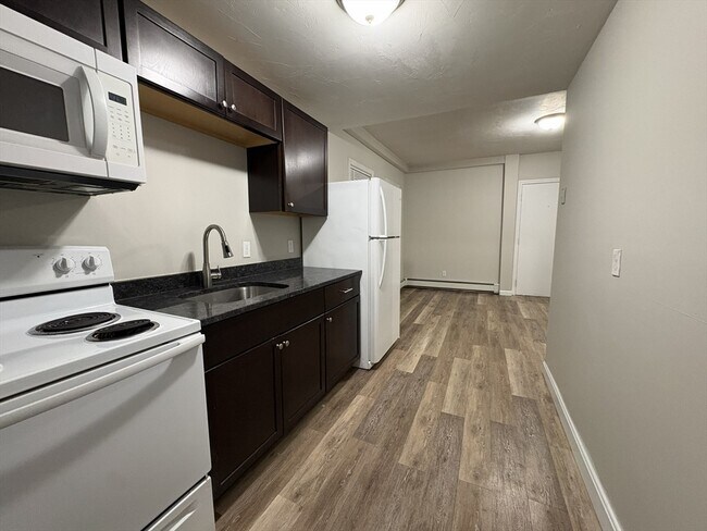 Building Photo - 171 Pleasant St