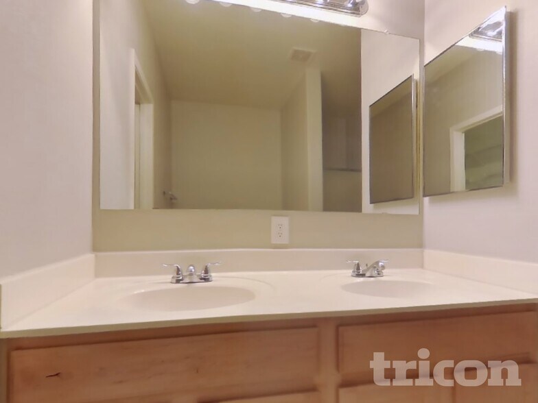 Building Photo - 6613 W Miami St