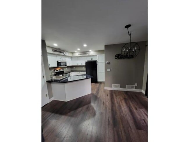Building Photo - 3BR Townhome | Ensuite Primary + Walk-In Closet | Upper Laundry-Avail. June 1st
