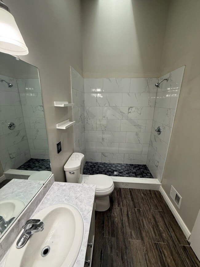 Building Photo - 38926 Country Cir