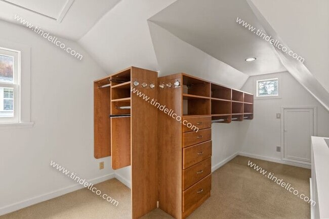 Building Photo - Spacious Pet Friendly Cape Cod in Multnomah Village with detached garage!