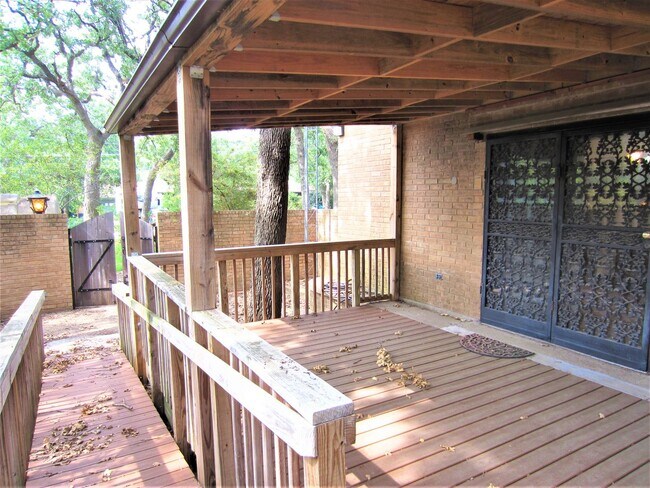 Building Photo - 1815 Greenwood Dr