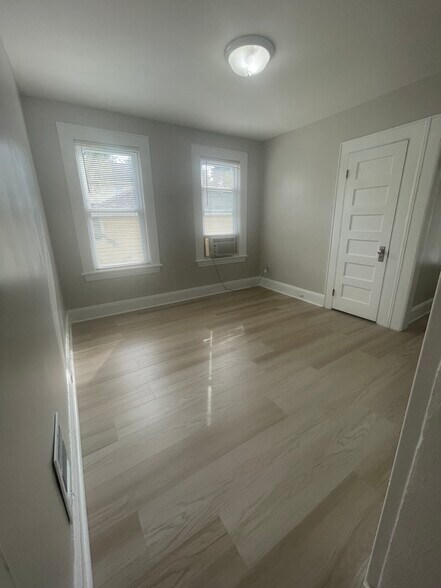 Building Photo - 24 Kenwood Ave