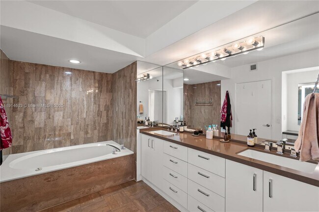 Building Photo - 1581 Brickell Ave