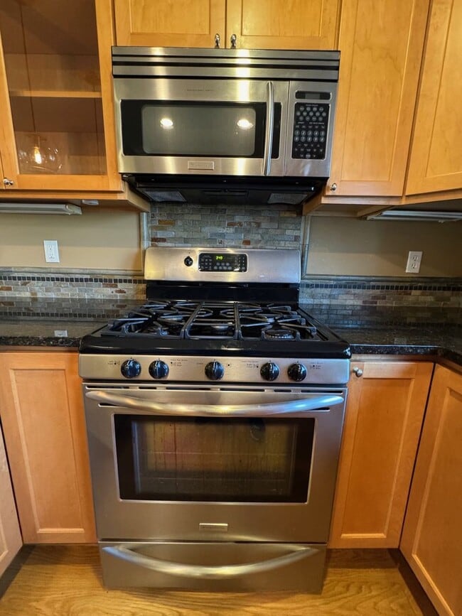 Building Photo - Cozy 3 bed 2.5 bath townhome on North Quee...