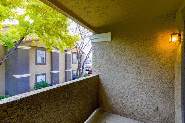 Building Photo - 3 Bedroom, 2 Full Bath Condo In Great Location