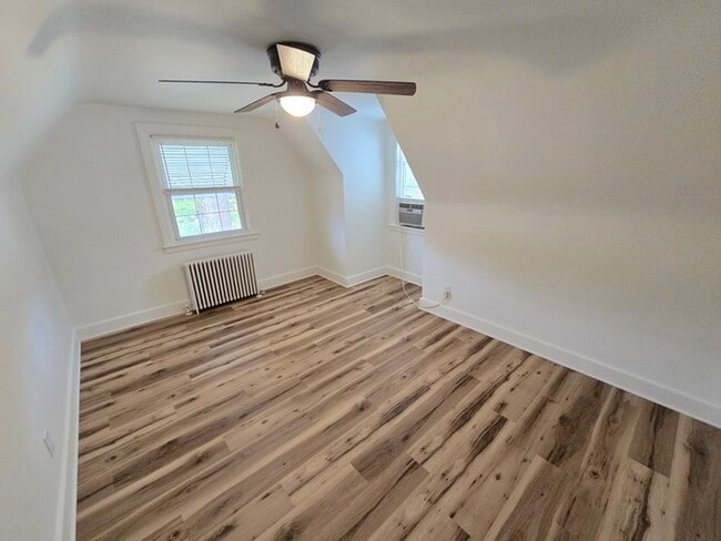 Building Photo - CUTE & COZY 2BED/1BATH DUPLEX FOR RENT - U...