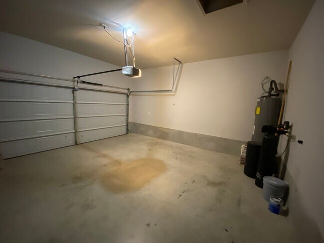 Building Photo - Spacious 4 Bedroom ~ Convenient to JBSA Ra...