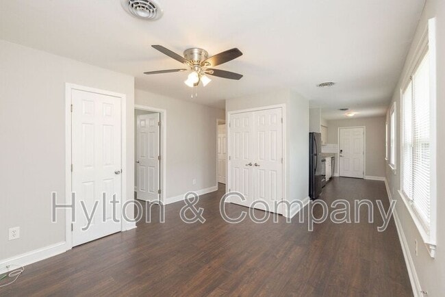 Building Photo - 220 W 31st St