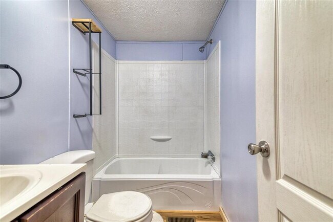 Building Photo - 3 Bedroom / 2 Bathroom Home in Russellville