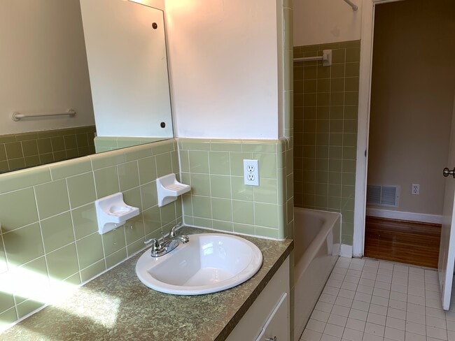 Hall Bath - 231 Vincenne Rd