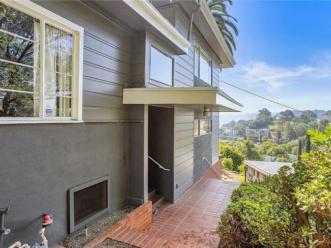 Building Photo - Gorgeous 3 bd 2 ba + Den Single Family hom...