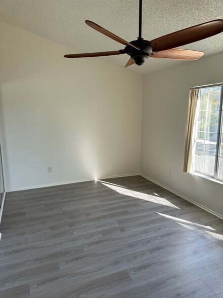 Building Photo - 37413 Norwich Dr