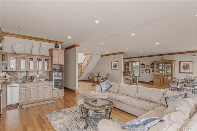 Building Photo - 672 Dune Rd