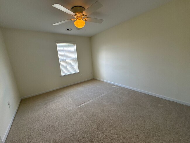Building Photo - Stylish End-Unit Townhome on  Oakridge Lane – Hellertown, PA