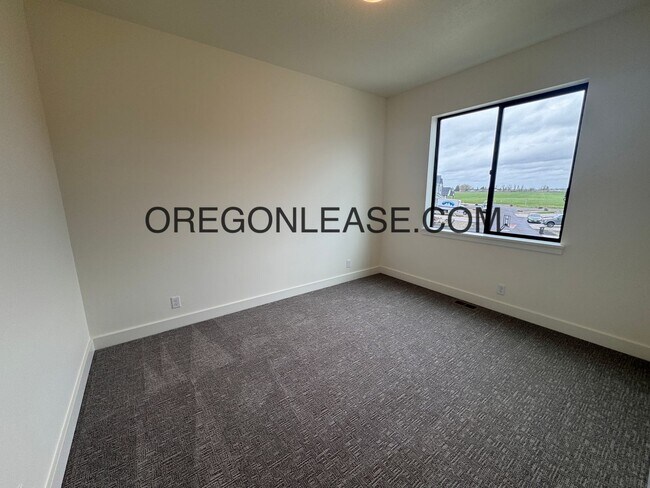 Building Photo - Brand new 3 bedroom 2.5 bath Coburg townhome