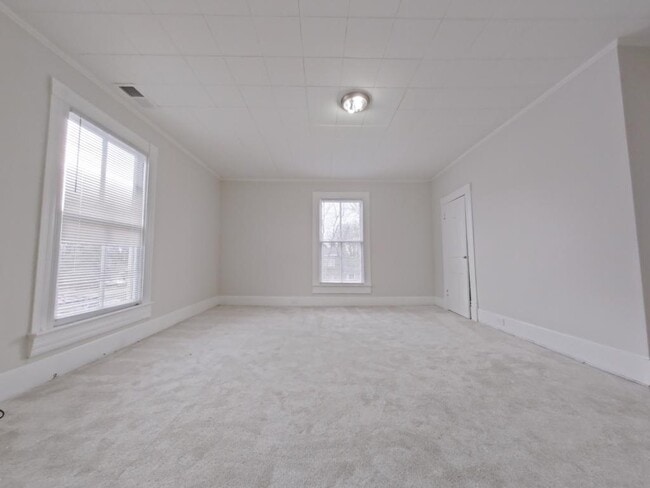 Building Photo - 304 Oakwood St