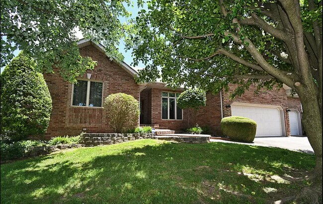 Building Photo - Spacious & Unique in Twin Oaks, Southwest ...