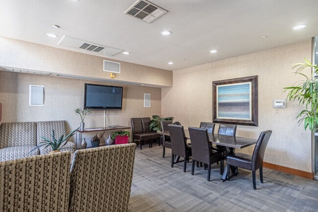 Building Photo - 555 Front St