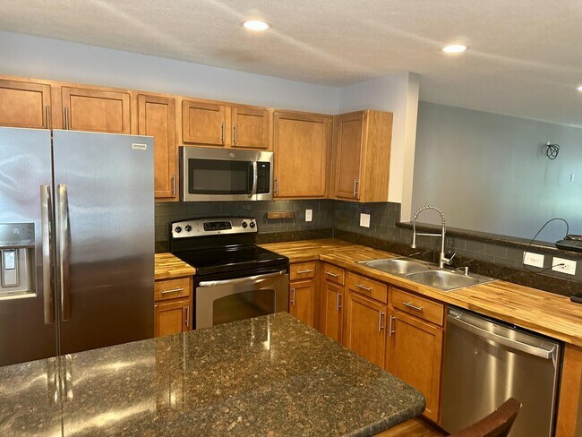 Building Photo - 5895 Canyon Creek Dr