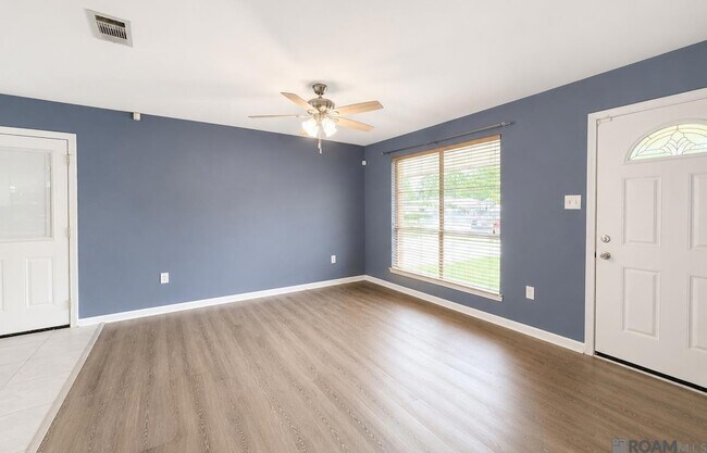 Building Photo - 536 Fountainbleau Dr