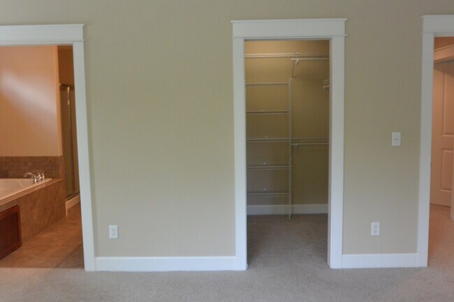 Building Photo - 1365 SE 194th Pl