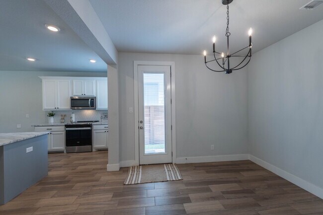 Building Photo - Dreamy Townhome!
