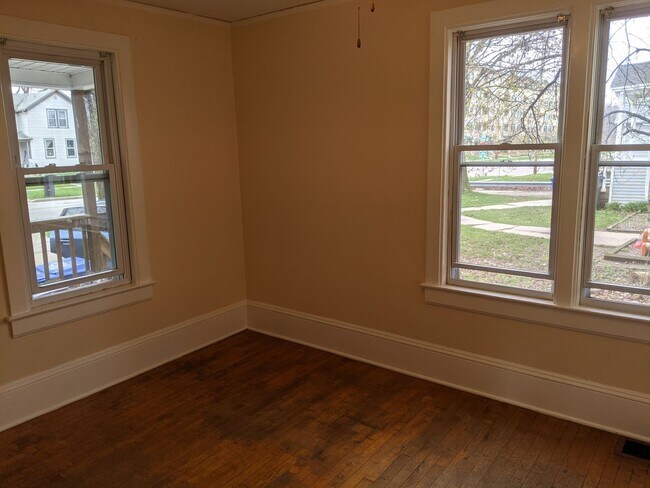 Building Photo - 214 N State St