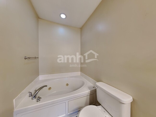 Building Photo - 405 Crystal Oaks Ln