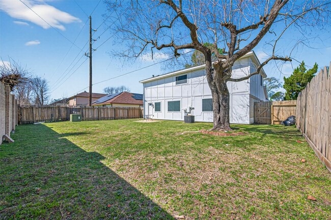 Building Photo - 10726 Village Trail Dr