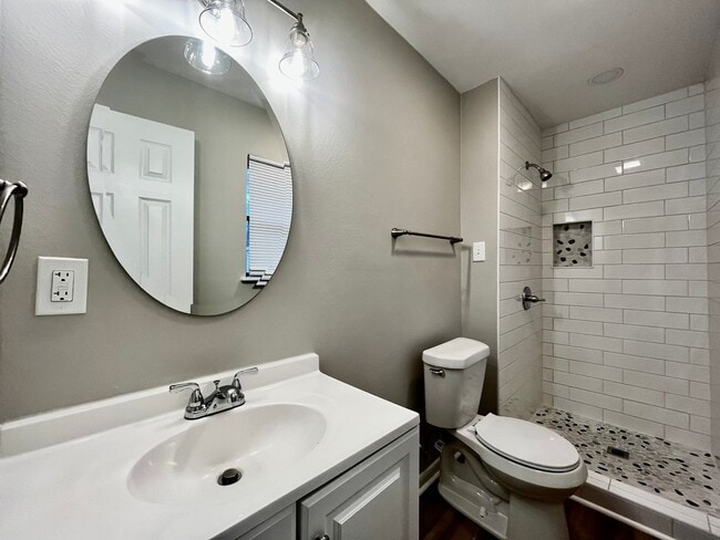 Building Photo - Beautiful 3 Bedroom 2 Bath Home