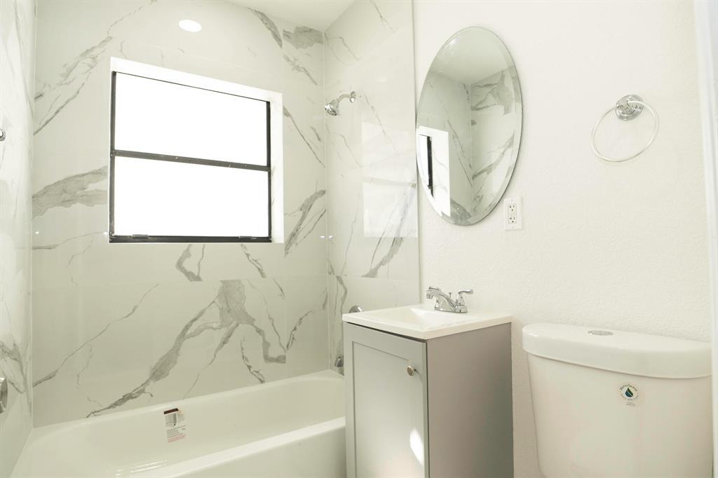 Building Photo - 924 NW 11th Ct