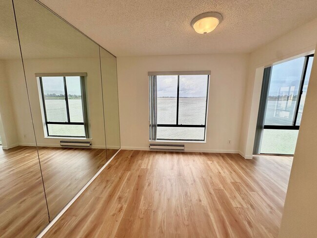 Building Photo - BEAUTIFUL BREATH TAKING VIEW UNIT!!! MUST ...