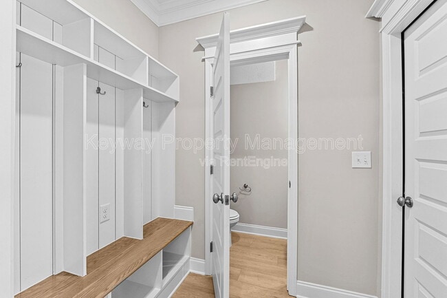 Building Photo - 3125 Venetian Dr
