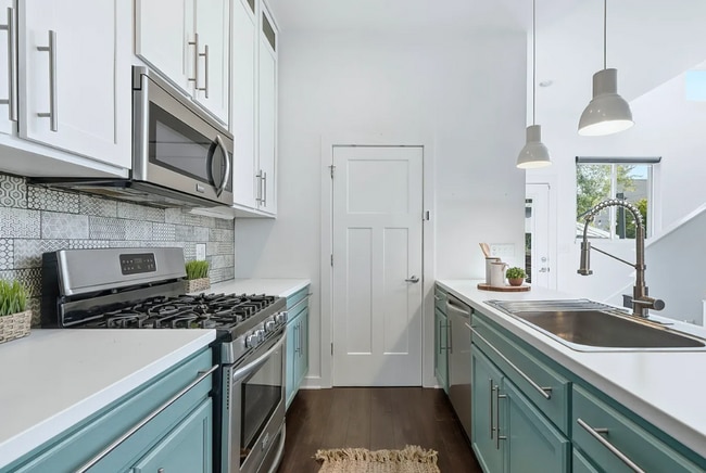 Building Photo - Beautiful 3 Bedroom 2.5 Bathroom Home!