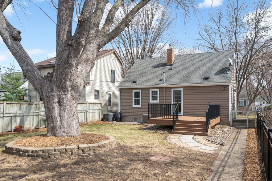 Fully fenced in backyard with new deck (2023) - 2820 Idaho Ave S